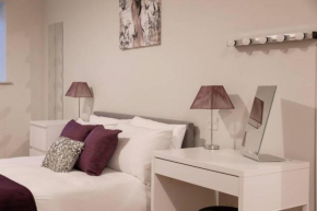 Apartment 2, Isabella House, Aparthotel, By RentMyHouse